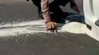 VIDEO: Viral, Aksi Seorang Polisi di Parepare Bantu Pungut Beras Warga yang Tercecer