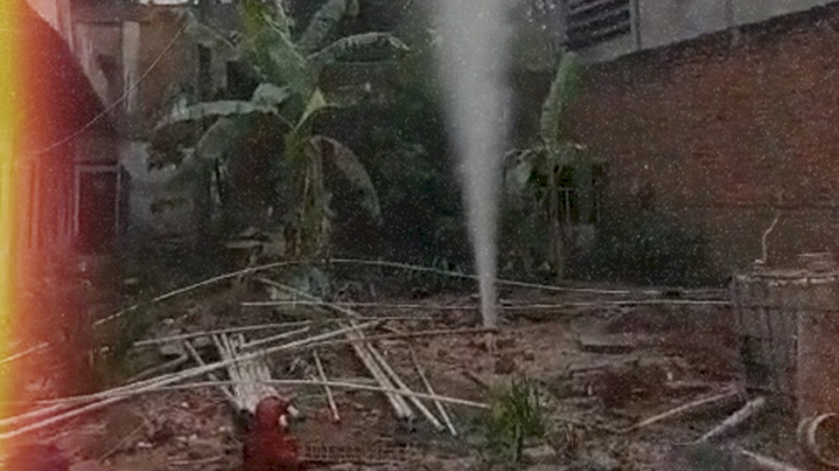 VIDEO: Sumur Bor Sedalam 125 m Picu Semburan Air Campur Gas Metana di Bogor