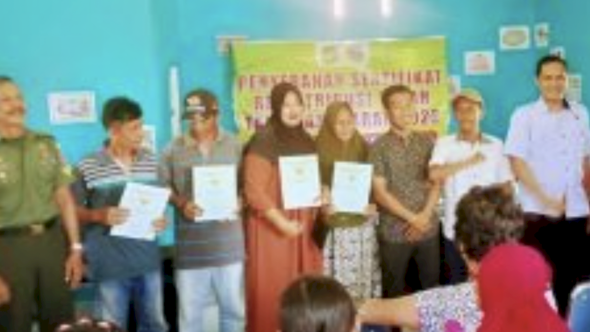 DPRD Luwu Timur Hadiri Penyerahan Sertifikat PTSL di Desa Pongkeru Luwu Timur
