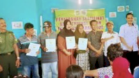 DPRD Luwu Timur Hadiri Penyerahan Sertifikat PTSL di Desa Pongkeru Luwu Timur