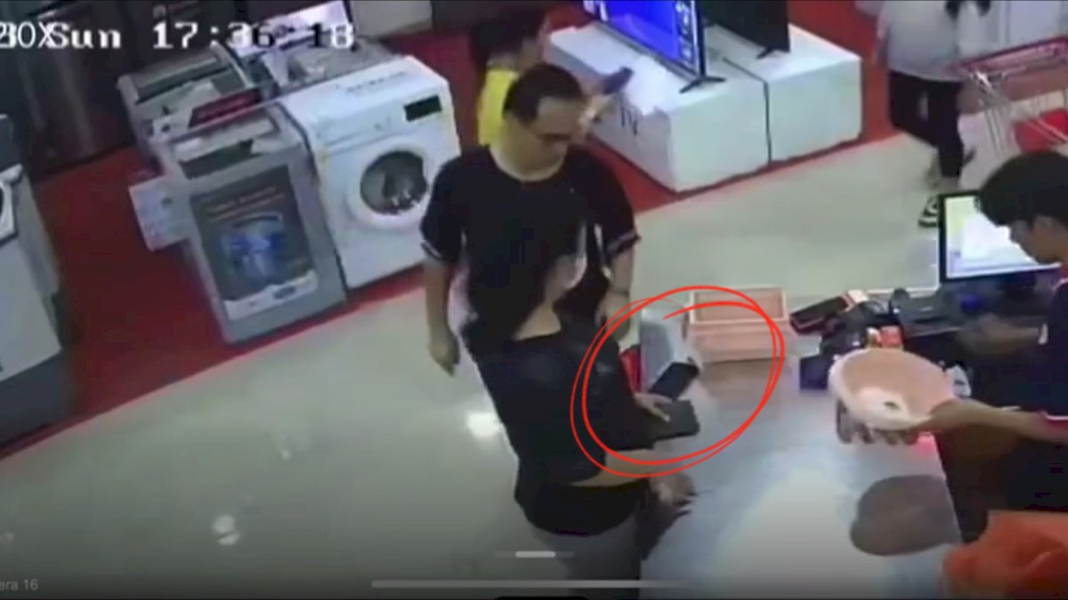 VIDEO: Terekam CCTV, Aksi Pencurian HP di Toko Surya Gowa