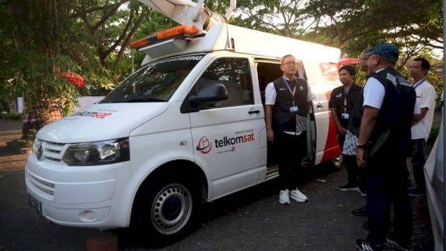 SVP Corporate Communication &amp; Investor Relation Telkom, Ahmad Reza (paling kiri) memastikan kesiapan Satellite News Gathering milik Telkomsat dalam momen KTT AIS 2023 Forum, di Nusa Dua. Foto: Istimewa