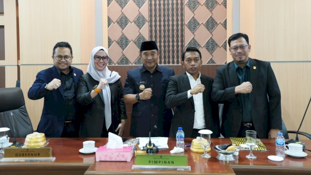 Pejabat Gubernur Sulsel Bahtiar Baharuddin bersama perwakilan fraksi di rpat paripurna DPRD Sulsel. Foto: Istimewa