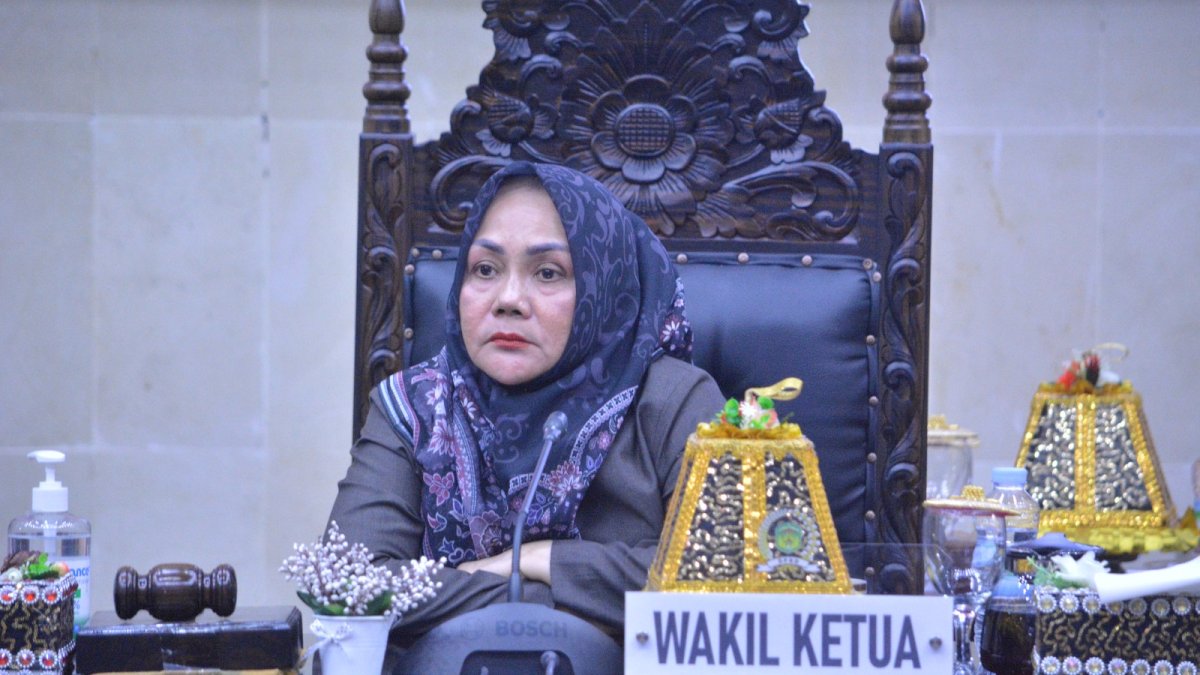 Heriyanti Harun Dukung Pembangunan Kantor Desa Lampenai dengan Sumbangan 50 Sak Semen