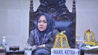 Heriyanti Harun Dukung Pembangunan Kantor Desa Lampenai dengan Sumbangan 50 Sak Semen
