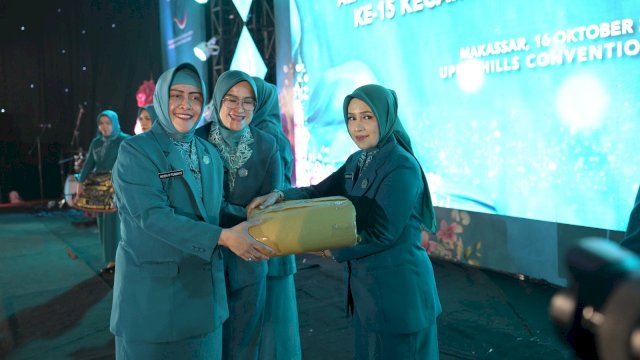 Ketua TP PKK Kota Makassar serahkan bantuan kepada PKK Kecamatan. Foto: Istimewa