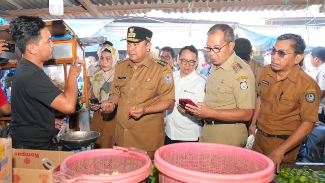 Pj Gubernur Sulsel bersama Wali Kota Makassar Danny Pomanto tinjau harga komoditas di Pasar Daya. Foto: Istimewa