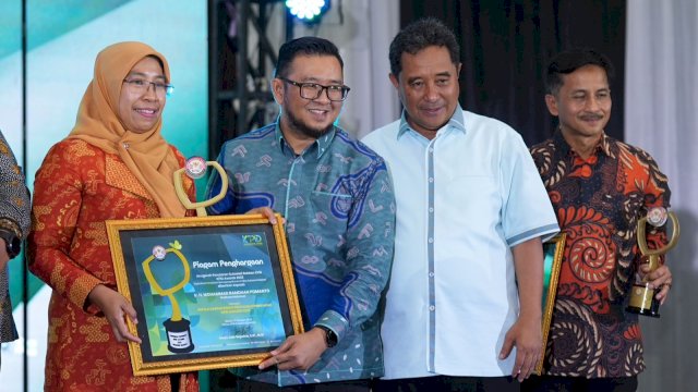 Danny Pomanto terima penghargaan dari KPID Award 2023. Foto: Istimewa