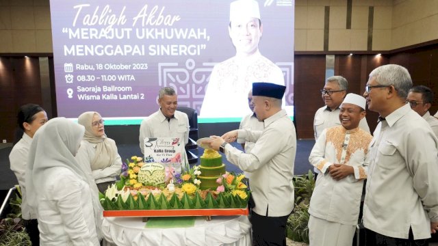 Pemotongan tumpeng menandai perayaan ulang tahun ke-71 KALLA. Foto: Istimewa