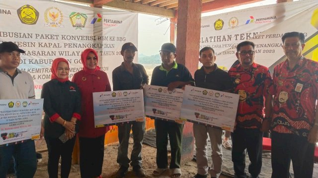 Penyerahan bantuan mesin BBG ke nelayan di Kabupaten Gowa. Foto: Istimewa