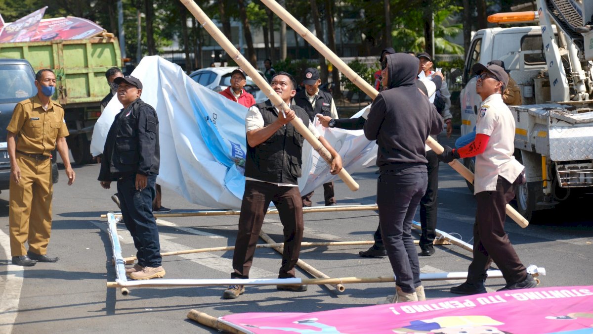 Bapenda Makassar Tertibkan Reklame Tidak Berizin di 500 Titik