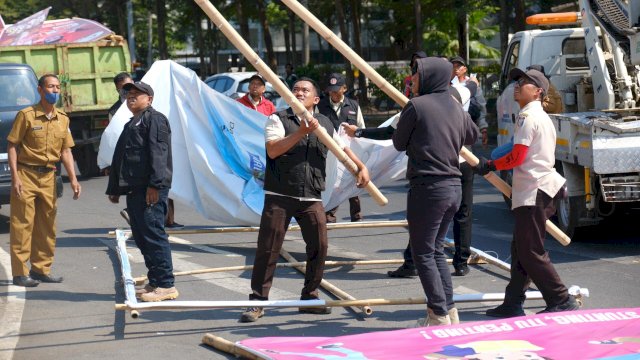 Bapenda tertibkan reklame tidak berisin di 500 titik ruang jalan protokol Kota Makassar. Foto: Istimewa