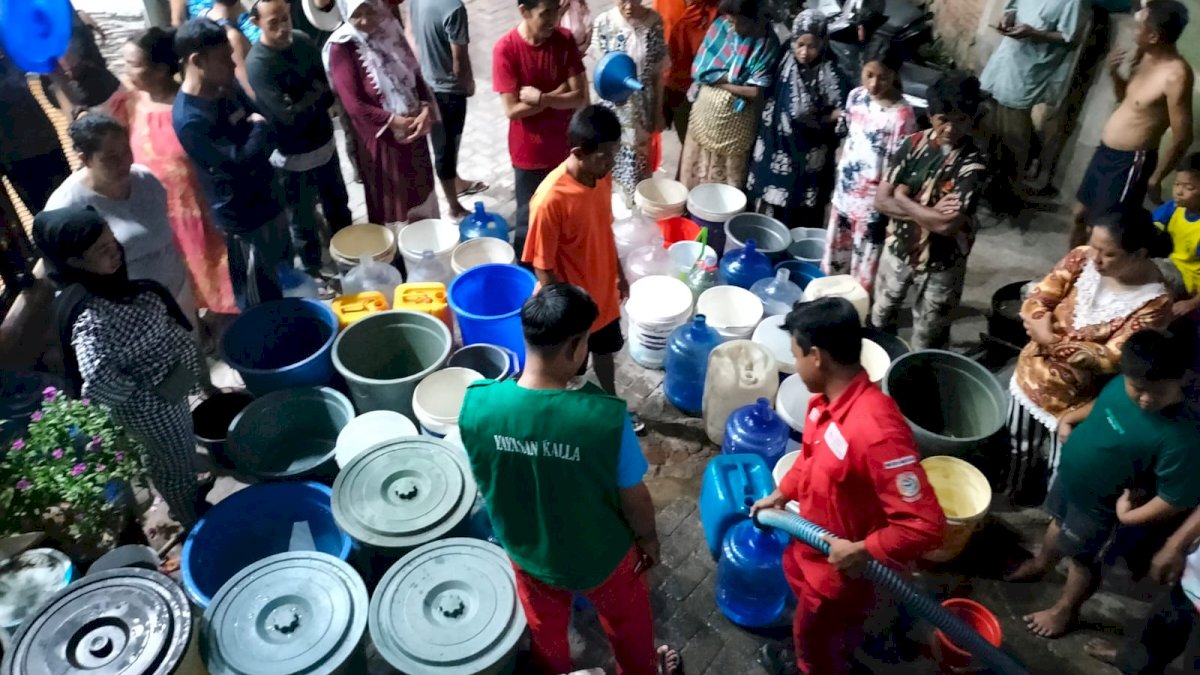 Yayasan Hadji Kalla Distribusi Air Bersih kepada Warga Terdampak Krisis Air di Kota Makassar