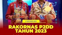 Kepala Bapenda Makassar Dampingi Wali Kota Makassar Menerima Penghargaan