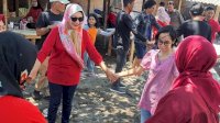 Camat Wajo dan Jajaran Gelar Bersih-bersih Pantai dalam Acara Family Gathering Lingkup Kecamatan Wajo
