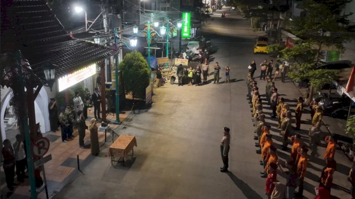 Camat Wajo dan Jajaran Gelar Apel dan Renungan Malam di Makam Pangeran Diponegoro