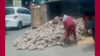 VIDEO: Mobil Truck Pengangkut Batu Terbalik di Pelita Taborong Gowa