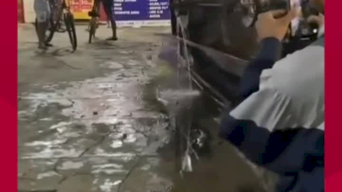 VIDEO: Mobil Pengangkut Air Bersih Terbalik di BTP Kota Makassar