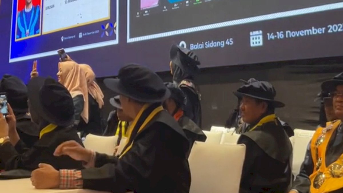 VIDEO: Asnawi Mangkualam Raih Gelar Sarjana Ekonomi di Universitas Bosowa