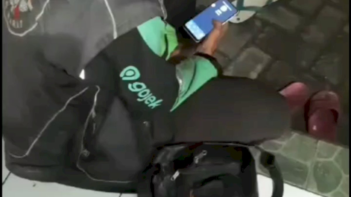 VIDEO: Tangis Pilu Driver Ojol di Bogor, Motor Raib saat Salat di Masjid