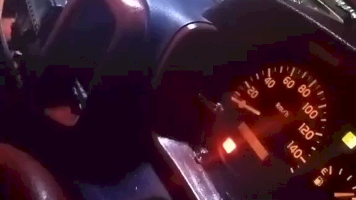 VIDEO: Aksi Pelemparan Kaca Mobil Truk di Poros Mamuju-Kalukku