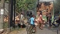 VIDEO: Mobil Ekspedisi Terbakar di Samping Tol Jl. Ir. Sutami Makassar