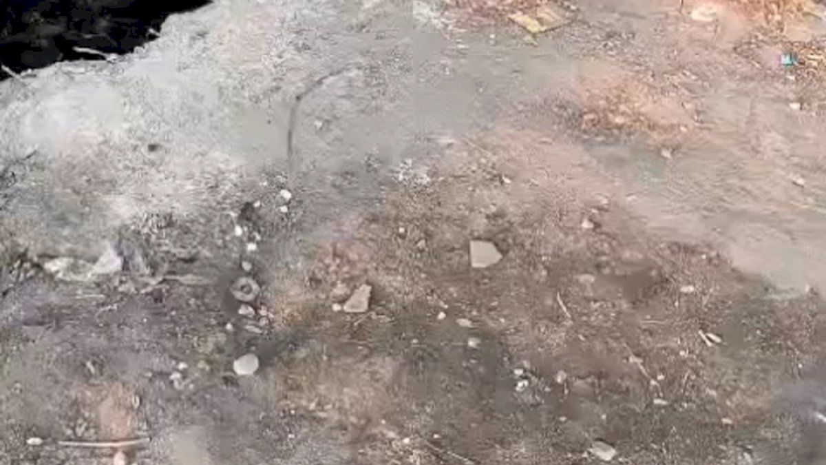 VIDEO: Mobil Fortuner Terperosok ke Saluran Air di Makassar