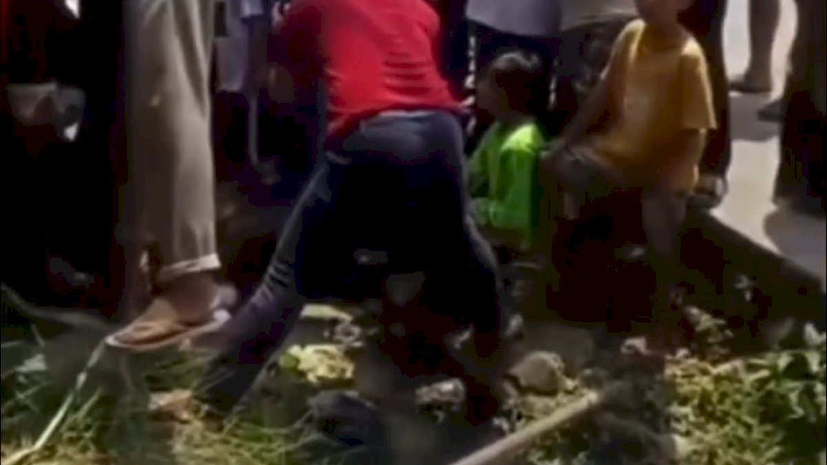 VIDEO: Warga Makassar Digegerkan Penemuan Mayat Pria di Dalam Got