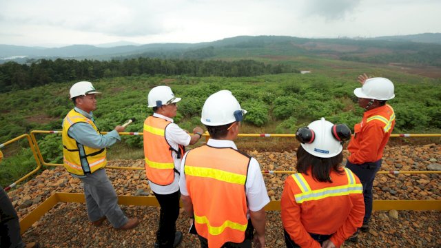 CEO PT Vale Febriany Eddy saat melihat hasil reklamasi lahan bekas tambang PT Vale. Foto: Istimewa