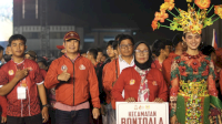 Aswin Kartapati Pimpin Defile Kontingen Atlit Kecamatan Bontoala di Pembukaan Porkot VIII Makassar