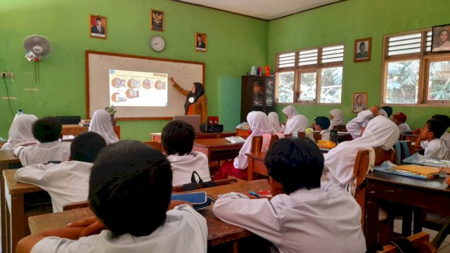 Proses belajar mengajar di SD Toddopuli. Foto: Istimewa