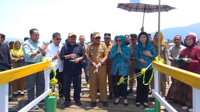 Bupati Luwu Timur Budiman menggunting pita didampingi Senior Manager SDP PT Vale Ardian Indra Putra menandai diresmikannya pemanfaatan Dermaga Harapan, Di Desa Harapan, Kecamatan Malili. Foto: Istimewa
