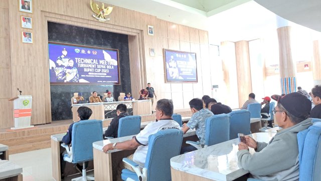 Ketua Panita yang juga Kadispora Barru memberikan arahan pada TM Bupati Cup (Sulselsatu/Asriadi Rijal)