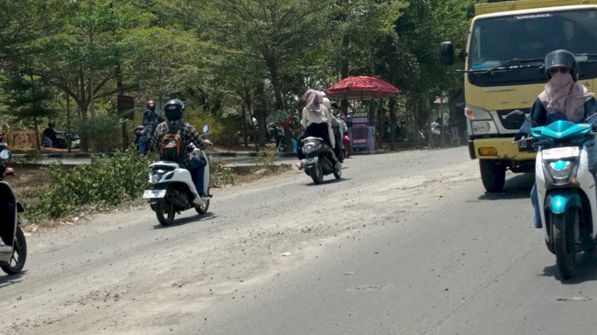 Tumpahan Semen dari Kendaraan Pabrik Jadi Keluhan Warga dan Mahasiswa UIN Alauddin