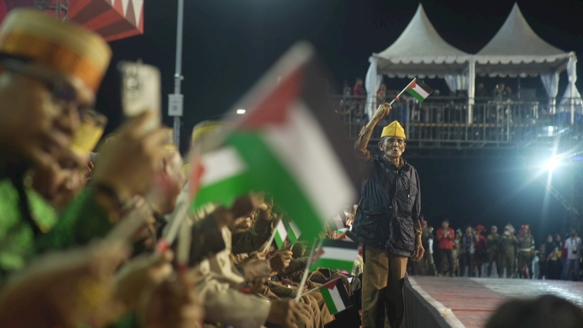 Penuh Haru, Danny Pomanto Puisi untuk Palestina Hingga Disabilitas Nyanyikan ‘Atuna Tufuli’ di HUT Kota Makassar