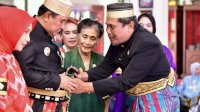 Kedatuan Luwu Beri Hadiah Keris Sapukala ke Pj Gubernur Bahtiar