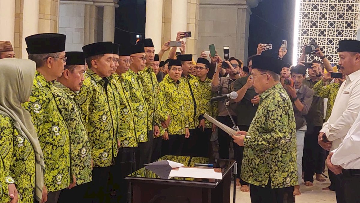 Jusuf Kalla Lantik Mantan Pangdam Hasanuddin Andi Muhammad Sebagai Ketua DMI Sulsel