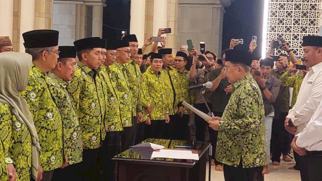 Ketua Umum DMI Jusuf Kalla lantik Ketua DMI Sulsel Andi Muhammad Bau Sawa. Ist