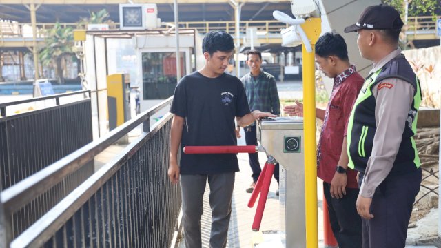 Alat trunstile bagi pejalan kaki di Pelabuhan Makassar. Foto: Istimewa