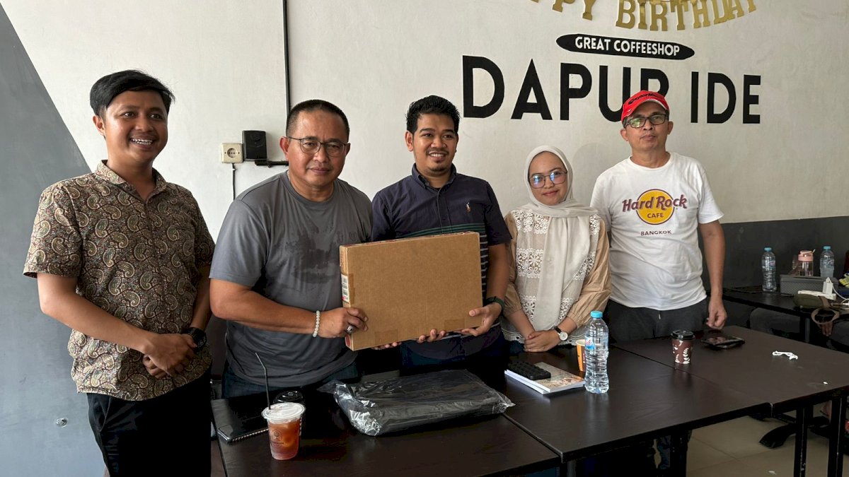 Silaturahmi Badko HMI Sulselbar, Presidium KAHMI Sulsel Muhammad Fauzi Serahkan Bantuan Laptop