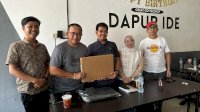 Silaturahmi Badko HMI Sulselbar, Presidium KAHMI Sulsel Muhammad Fauzi Serahkan Bantuan Laptop