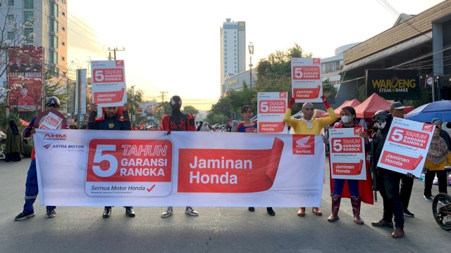 'Superhero' sosialisasikan garansi rangka 5 tahun sepeda motor Honda di CFD Boulevard. Foto: Istimewa