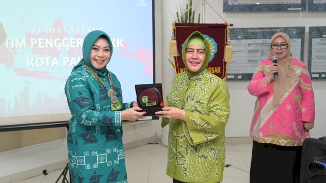 Ketua TP PKK Kota Makassar Indira Jusuf Ismail bersama Ketua TP PKK Kota Palopo. Foto: Istimewa
