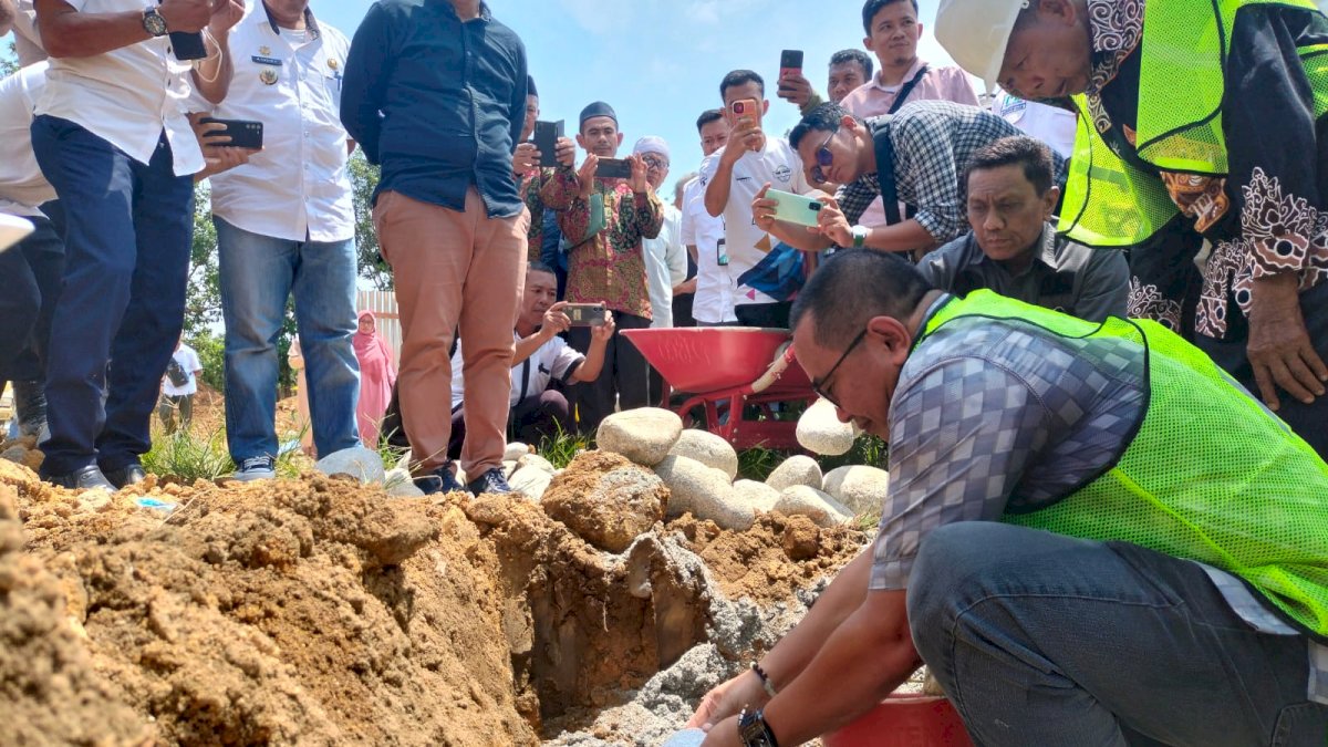 Muhammad Fauzi Letakkan Batu Pertama Pembangunan Rusunawa Pesantren Muhammadiyah Darul Arqam Balebo