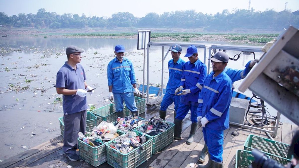 Ajak Masyarakat Tepi Sungai Citarum Kelola Sampah, Kolabs Yayasan Bening Saguling dan BRI Peduli