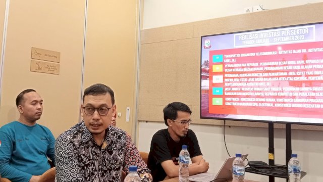 Kepala DPMPTSP A Zulkifly Nanda menjelaskan capaian realisasi investasi Kota Makassar pada triwulan ketiga 2023. Foto: Istimewa