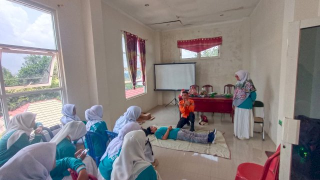 Tim BPBD Jeneponto memberikan materi reaksi peraga ketika terjadi bencana (Int)