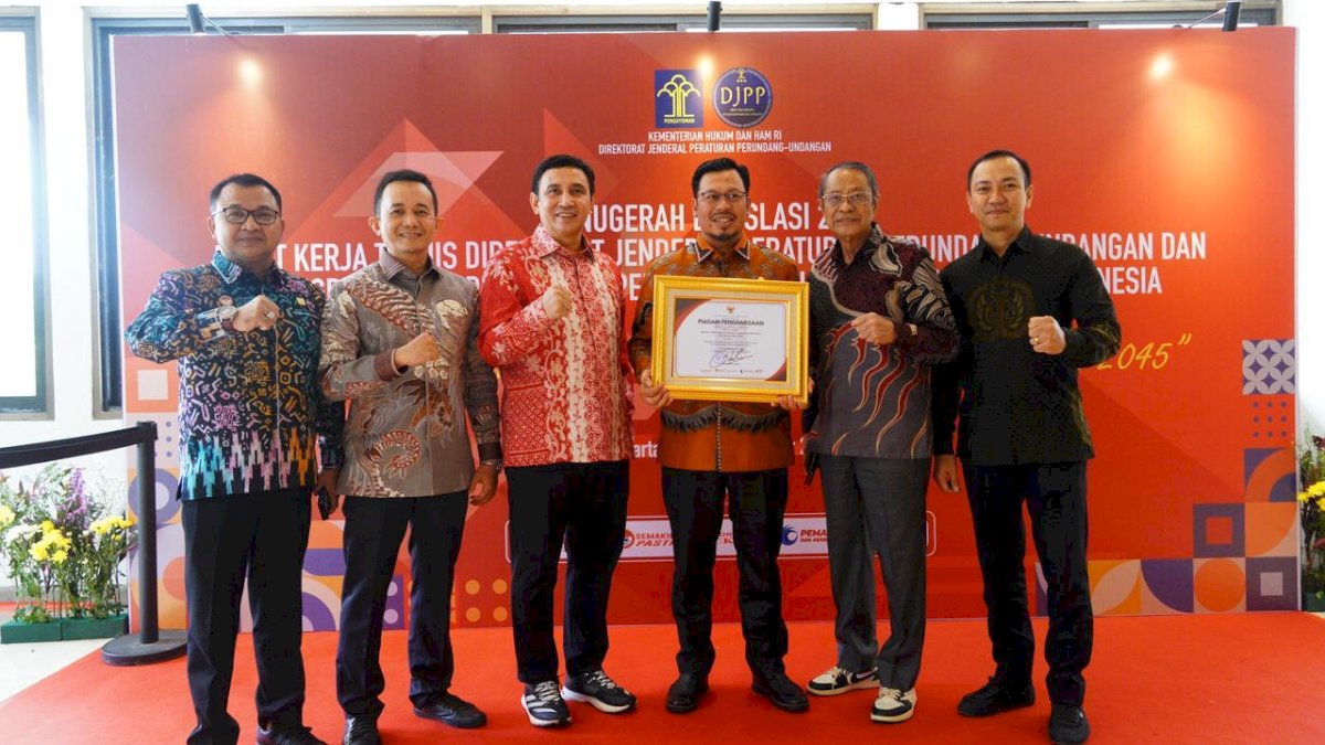 Muzayyin Arif Wakili DPRD Sulsel Terima Penghargaan Dari Kemenkumham