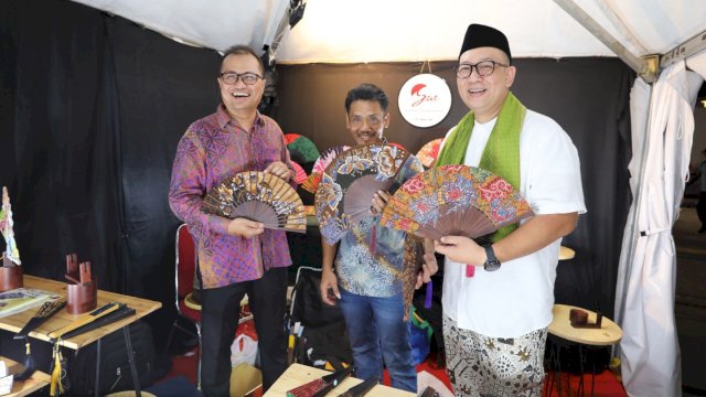Direktur Strategic Portfolio Telkom Budi Setyawan Wijaya (kiri) didampingi SVP Corporate Communication &amp; Investor Relation Telkom Ahmad Reza (kanan) mengunjungi salah satu UMKM binaan Telkom dalam acara &ldquo;Harvesting Day&rdquo;. Foto: Istimewa