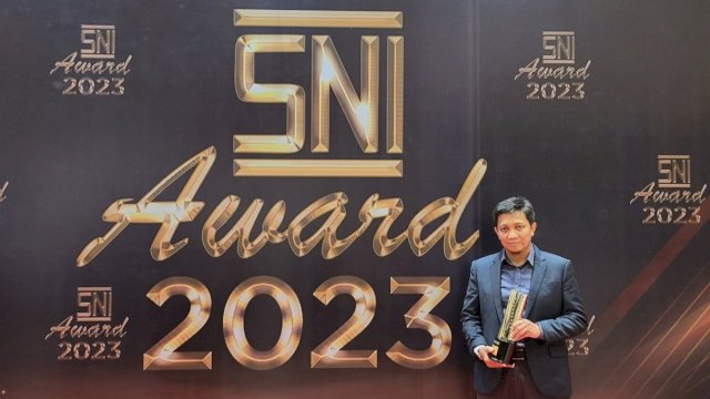 Direktur HCM &amp; Strategy Telkom Akses Nizar menerima penghargaan SNI Award 2023. Foto: Istimewa